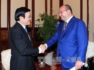 President Truong Tan Sang (L) receives ITAR-TASS General Director Sergei Mikhailov (Photo: VNA)